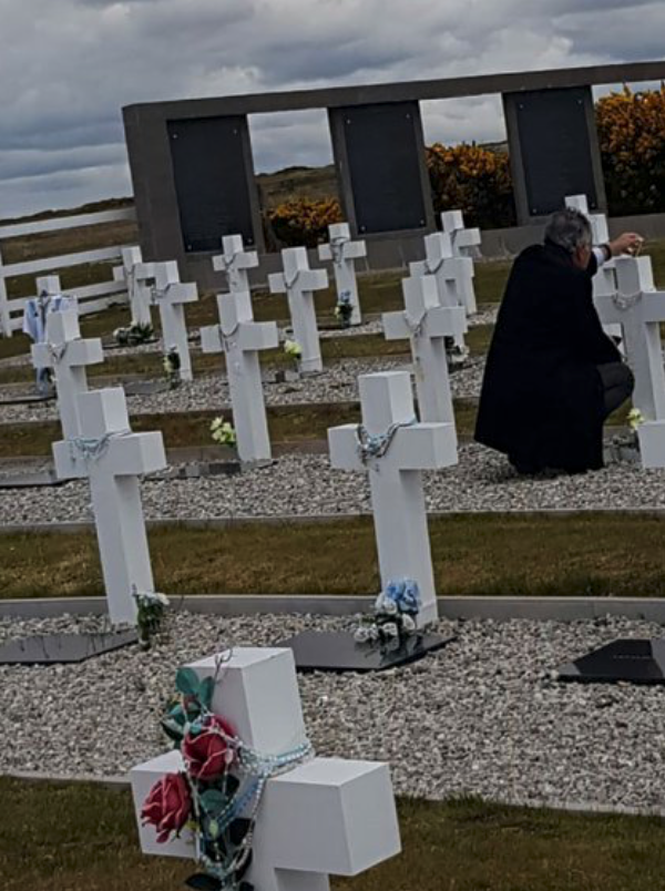 Eurnekian durante su visita al cenotafio de Malvina en diciembre de 2018